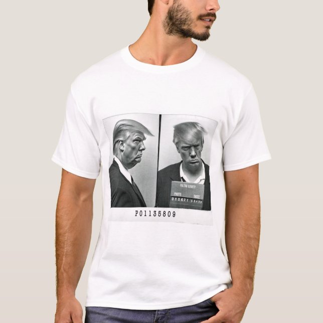 Camiseta Design mostrando a foto da caneca do Donald Trump. (Frente)