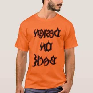 Camiseta Design na parte traseira, laranja e preto