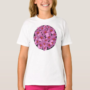 Camiseta Design roxo da flor do cosmos em um fundo preto