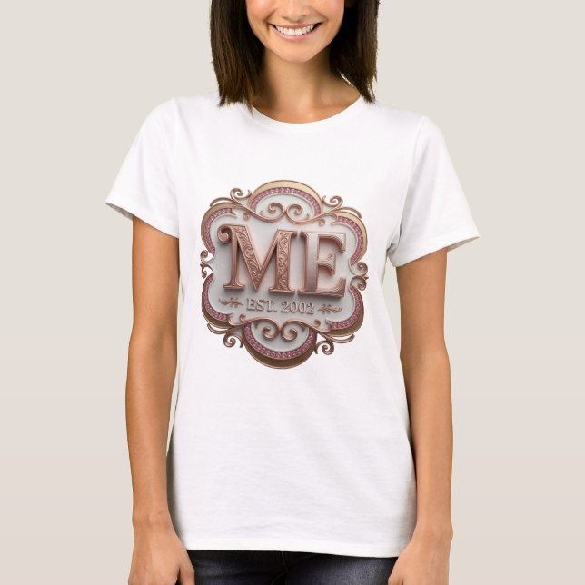 Camiseta Design Trendy Gold ME EST 2002 (Frente)