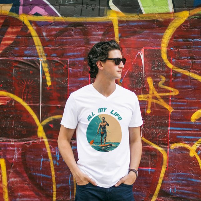Camiseta Design vibrante com o homem no conselho da pá sup (Criador carregado)