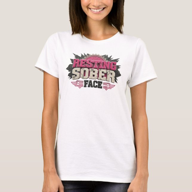 Camiseta Design Visual Dinâmico de Rosto Sério em Repouso (Frente)
