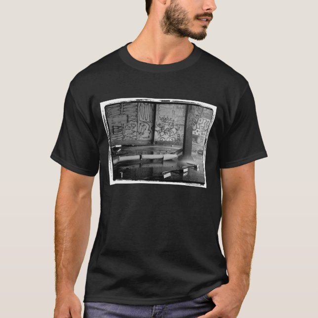 Camiseta Desolate - série de degradação urbana - Detroit (Frente)