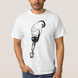 Camiseta Despejo De Uísque Em Arte De Bebendo De Glosso Com