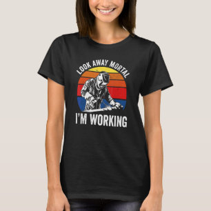 Camiseta Desvie o Olhar Mortal Estou Trabalhando  Pelo Dia 