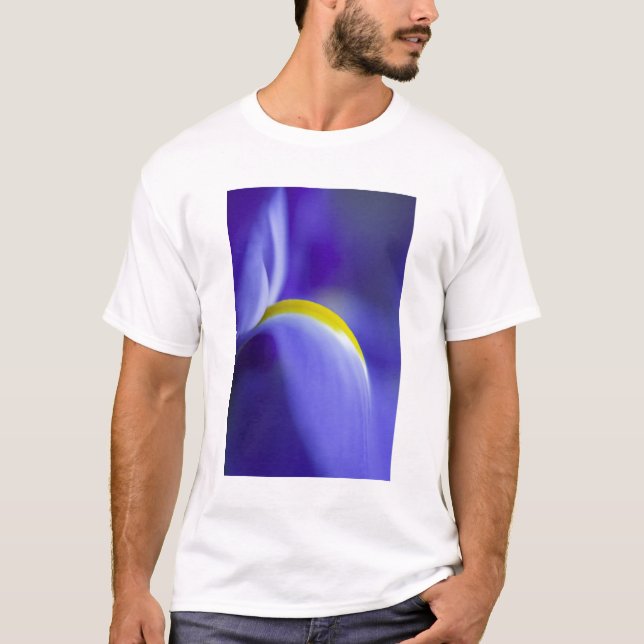 Camiseta Detalhe aproximado de uma íris Blue Flag. (Frente)