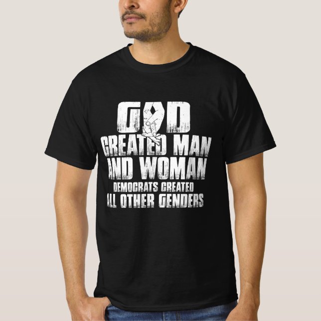 Camiseta Deus Criou O Homem E As Mulheres Democratas Criara (Frente)