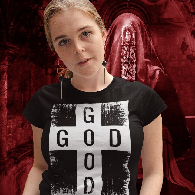 Camiseta Deus Faith (Women posing in Good God Tshirt)