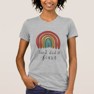 Camiseta "Deus fez isso primeiro" Rainbow T-Shirt