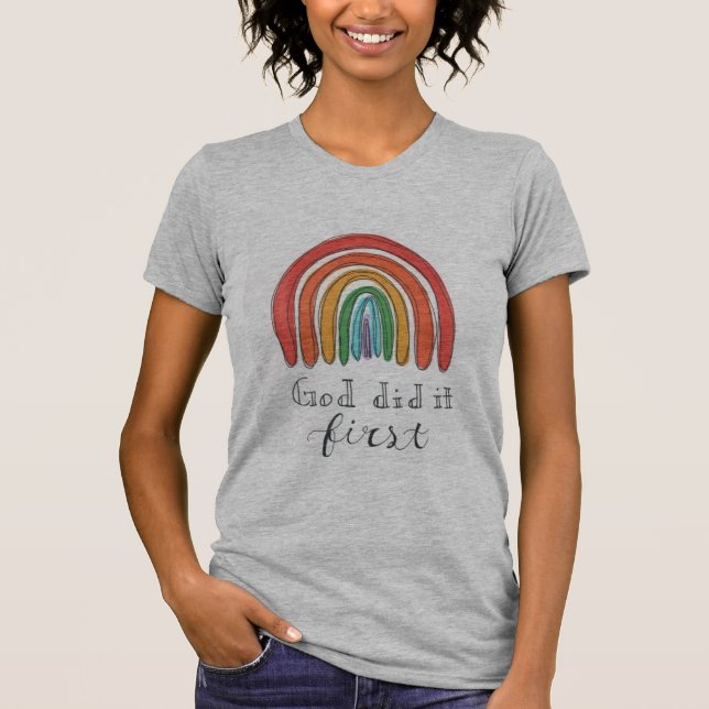 Camiseta "Deus fez isso primeiro" Rainbow T-Shirt (Frente)