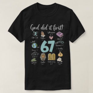 Camiseta Deus Fez Primeiro 67 Design Bíblico
