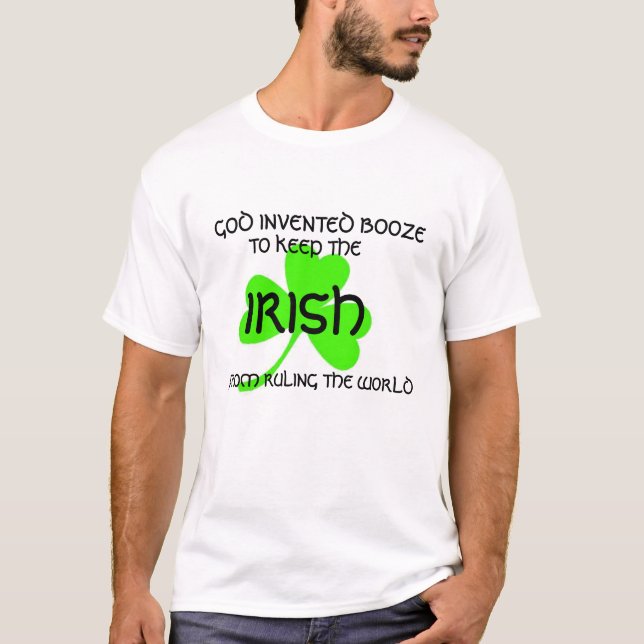 Camiseta Deus Inventou Bebê Para Manter O Xamrock Irlandês  (Frente)