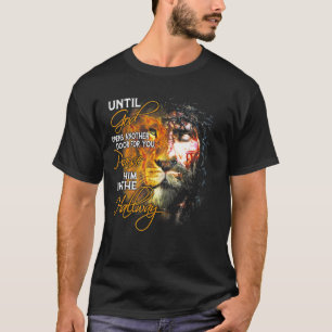 Camiseta Deus Leão Abre Outra Porta Que Jesus Crê Cristão