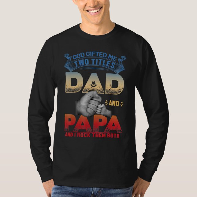 Camiseta Deus Me Deu Dois Títulos De Pai E Papai E Eu Os Ap (Frente)