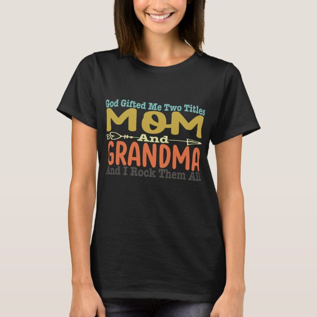 Camiseta Deus Me Deu Dois Títulos Mãe E Avó (Frente)