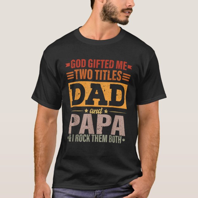 Camiseta Deus Me Deu Dois Títulos Pai E Papai Engraçado Pai (Frente)