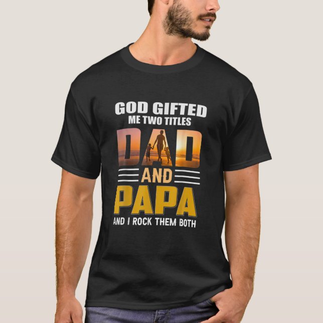 Camiseta Deus Me Dois Títulos Pai E Papai Pai Dia Engraçado (Frente)