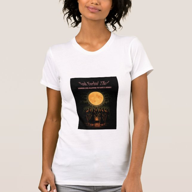 Camiseta Deus nos livre de que às mulheres seja permitido u (Frente)