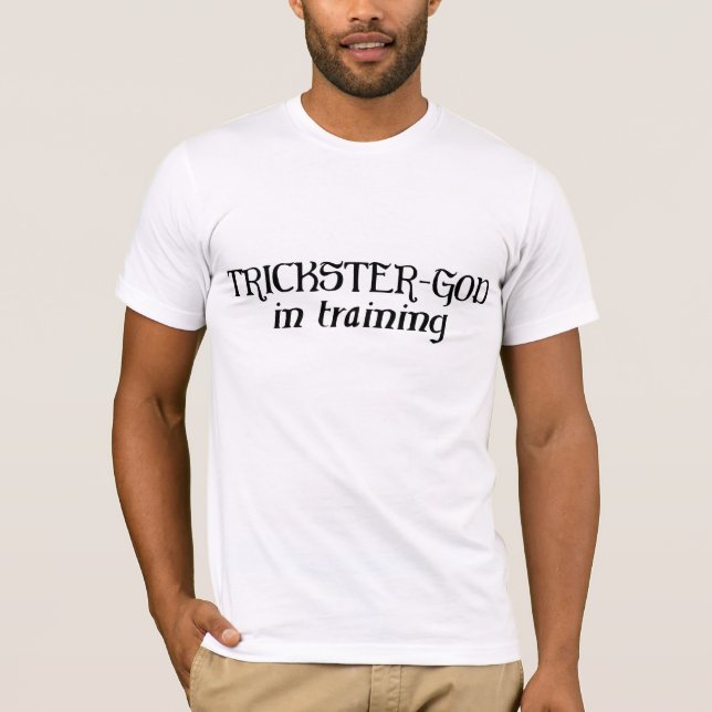 Camiseta Deus Trapaceiro Em Treinamento (Frente)
