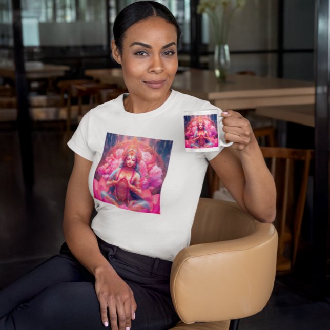 Camiseta Deusa Lakshmi Rosa Lotus em Branco (Woman wearing Goddess Lakshmi Pink Lotus white Tee and Holding matching Mug)