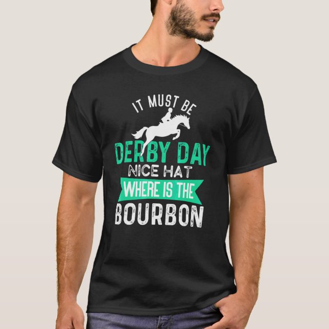 Camiseta Deve Ser Derby Day Vress Derby Day 2022 Horse R (Frente)