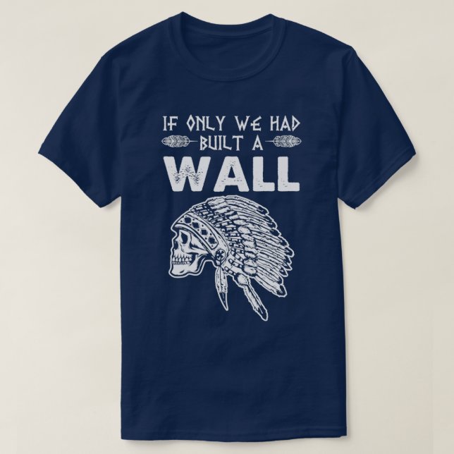 Camiseta Deveríamos ter construído um muro Native American  (Frente do Design)