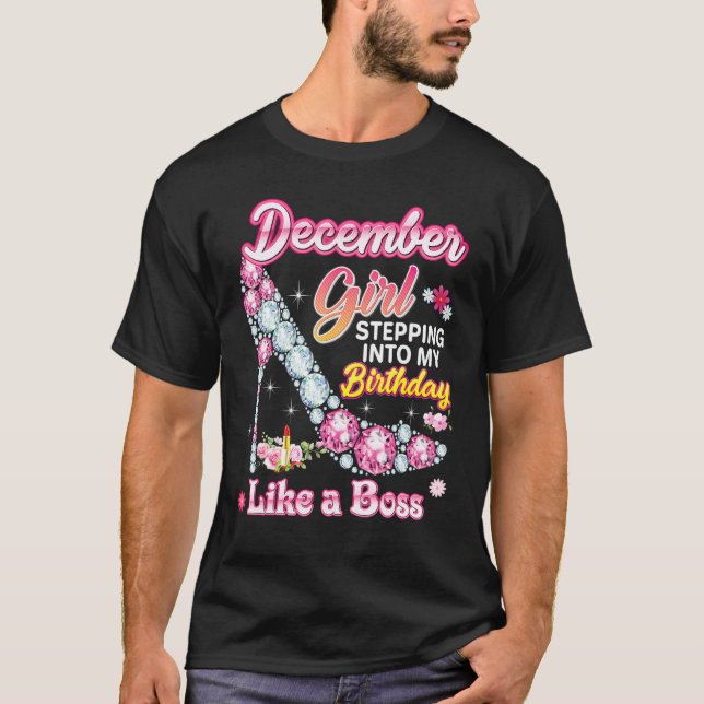 Camiseta Dezembro Menina Entrando No Meu Aniversário Como U (Frente)