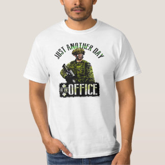 Camiseta Dia canadense dos soldados no escritório