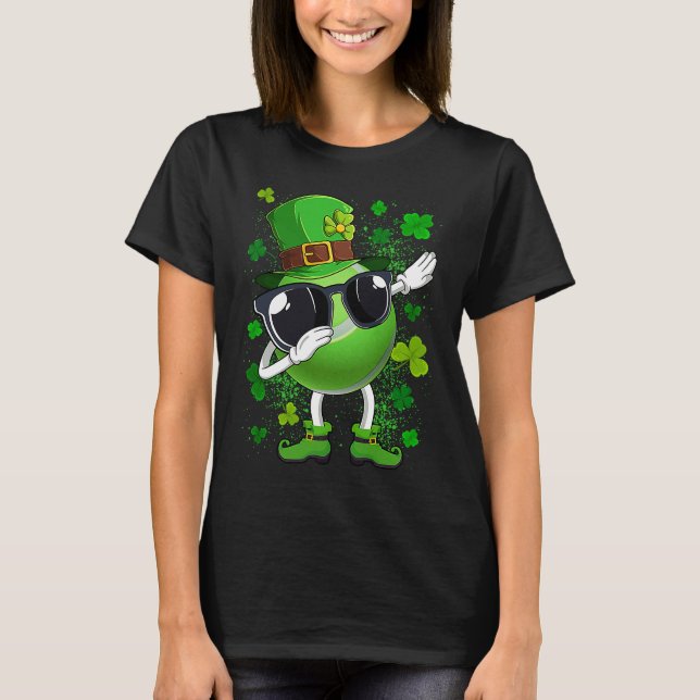 Camiseta Dia de Dabbing Tênis Ball Leprechaun Saint Patrick (Frente)