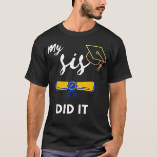 Camiseta Dia de Graduação Minha Irmã Fez Graduação Familiar