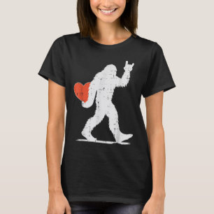 Camiseta Dia de os namorados Bigfoot Rock Heart Sasquatch W