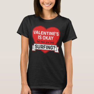 CAMISETA DIA DE OS NAMORADOS ESTÁ BEM, MAS TENTOU SURFING