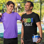 Camiseta Dia de os pais LGBTQ Pai<br><div class="desc">Presente orgulhoso de Dia de os pais LGBTQ que lê PAI ORGULHO GAY no arco-íris em uma camisa legal.</div>