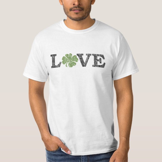 Camiseta Dia de São Patrício AMOR com shamrock (Frente)