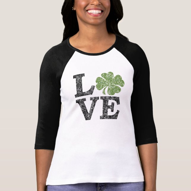 Camiseta Dia de São Patrício AMOR com shamrock (Frente)