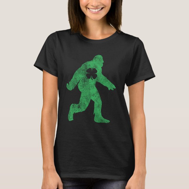 Camiseta Dia de São Patrício Bigfoot Sasquatch Santo Paddys (Frente)
