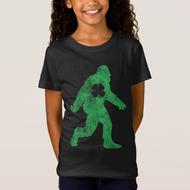 Camiseta Dia de São Patrício Bigfoot Sasquatch Santo Paddys (Frente)