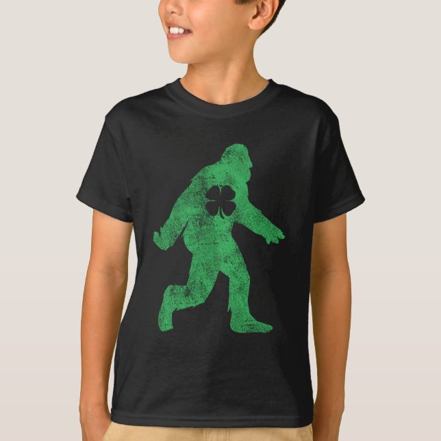 Camiseta Dia de São Patrício Bigfoot Sasquatch Santo Paddys (Frente)