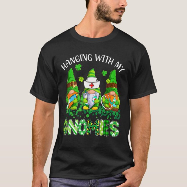 Camiseta Dia de São Patrício Com Minha Enfermeira Gnomies (Frente)