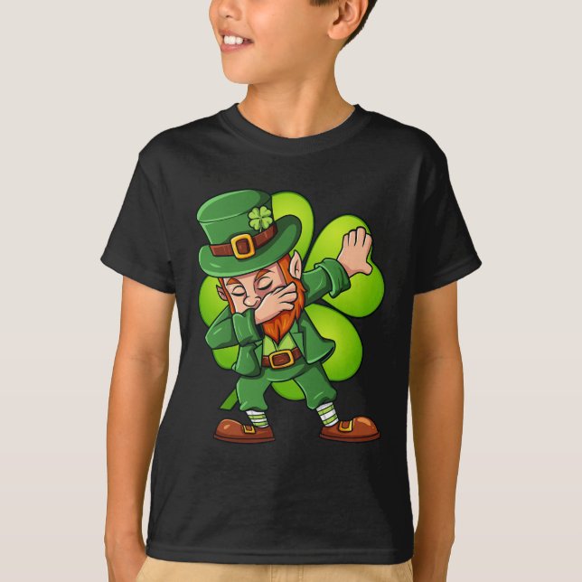 Camiseta Dia de São Patrício Dabbing Leprechaun Clover Boys (Frente)