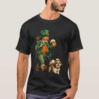 Camiseta Dia de São Patrício Duende com Cerveja Caminhando