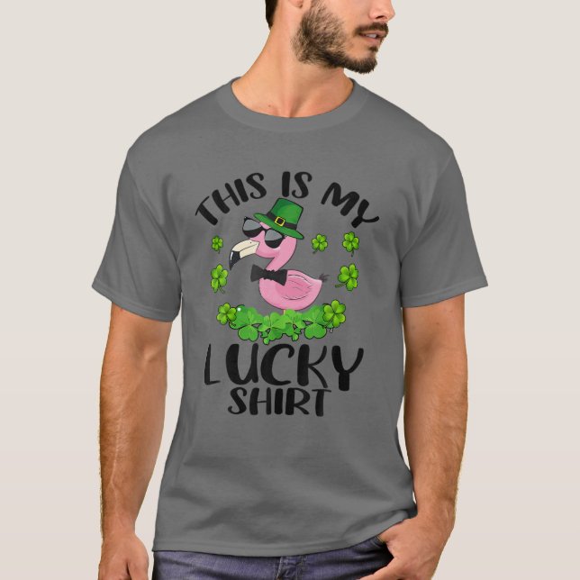 Camiseta Dia de São Patrício Engraçado Flamingo Esta É Minh (Frente)