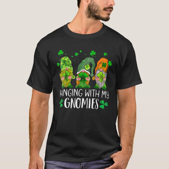 Camiseta Dia de São Patrício Gnomo Verde Andando Com Meu Gn (Frente)