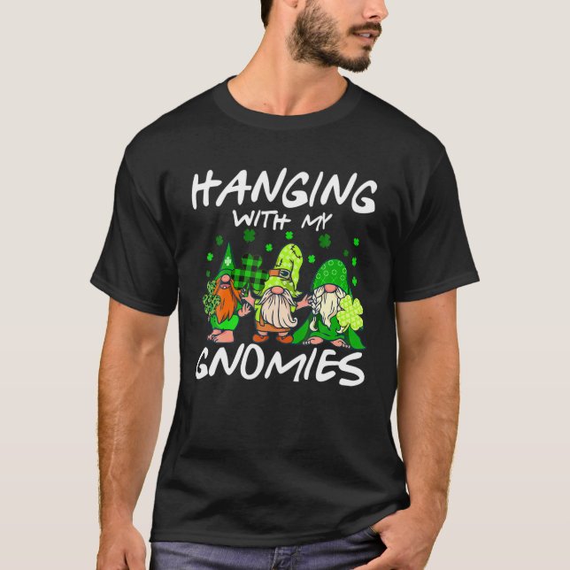 Camiseta Dia de São Patrício Gnomo Verde Andando Com Meu Gn (Frente)