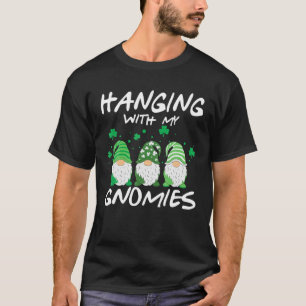 Camiseta Dia de São Patrício Gnomo Verde Andando Com Meu Gn