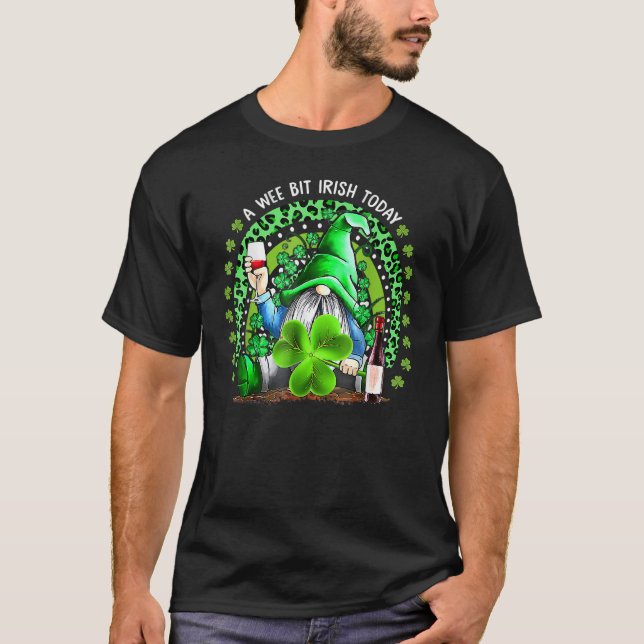 Camiseta Dia de São Patrício Irlandês Gnomo Beber Vinho Sha (Frente)