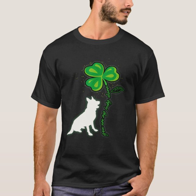 Camiseta Dia de São Patrício Pastor Alemão Meu Amuleto da S (Frente)
