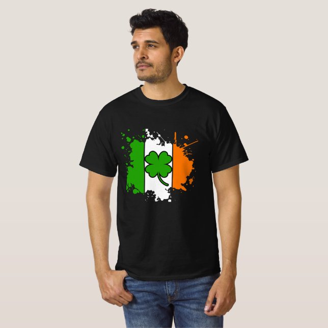 Camiseta Dia de São Patrício Preto Shamrock Irish Flag (Frente Completa)