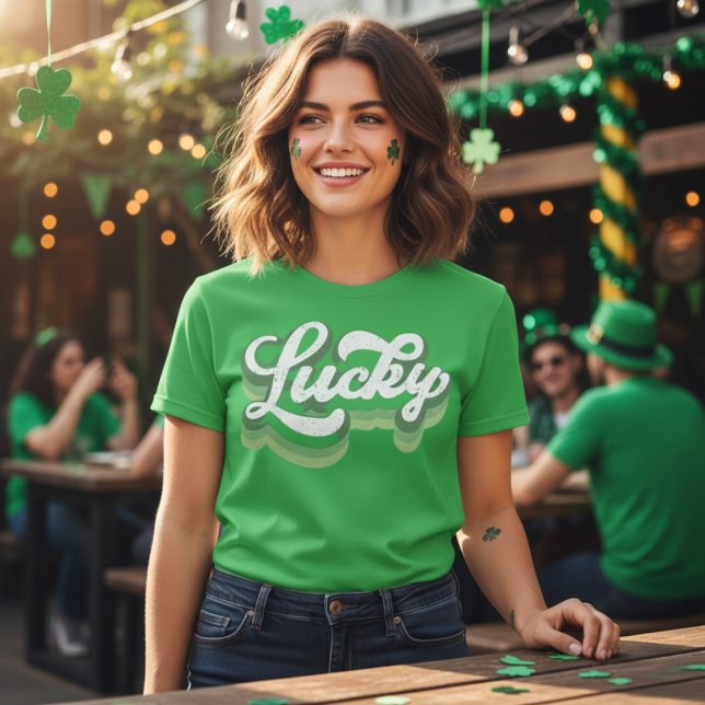 Camiseta Dia de São Patrício Retroativo Sortudo (Lucky Retro St Patrick's Day T-Shirt)