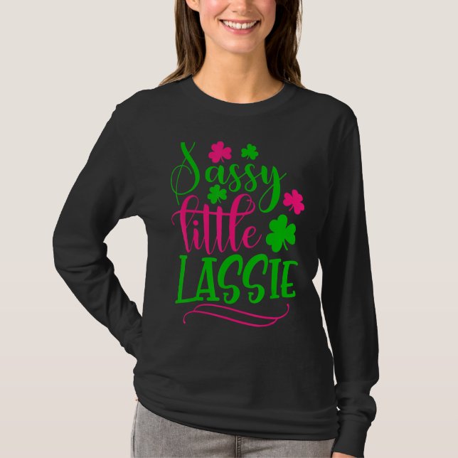 Camiseta Dia de São Patrício Sassy Little Lassie Shamrock (Frente)